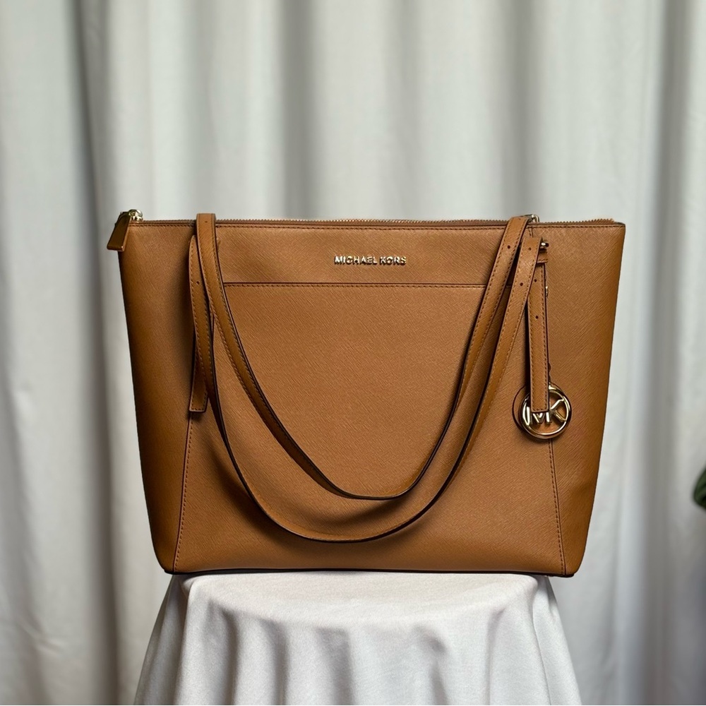 Michael Kors Leather Handbag. Large size. Camel color. Multiple pockets.